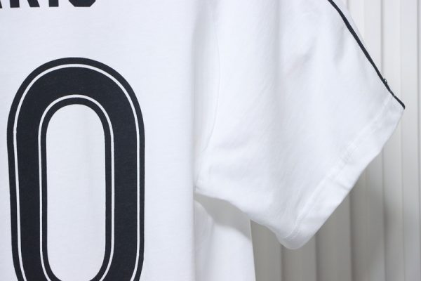 balenciaga_co_branded_manchester_united_football_embroidered_short_sleeve_1C418CCE08C11 Balenciaga Lion Crest Soccer T-Shirt White