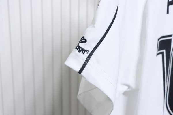 balenciaga_co_branded_manchester_united_football_embroidered_short_sleeve_1C418CCE3FA16 Balenciaga Lion Crest Soccer T-Shirt White