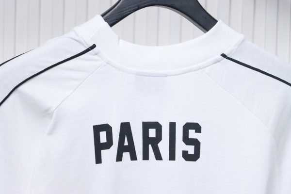 balenciaga_co_branded_manchester_united_football_embroidered_short_sleeve_1C418CCE76B17 Balenciaga Lion Crest Soccer T-Shirt White