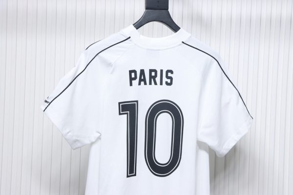 balenciaga_co_branded_manchester_united_football_embroidered_short_sleeve_1C418CCE8291B Balenciaga Lion Crest Soccer T-Shirt White