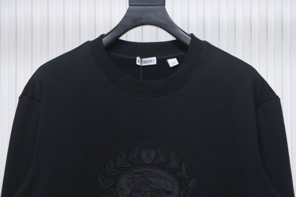 burberry_bbr_24fw_oak_horse_embroidered_crewneck_sweatshirt_1B6031B8CBE11 Burberry BBR 24Fw Oak Horse Embroidered Crewneck Sweatshirt