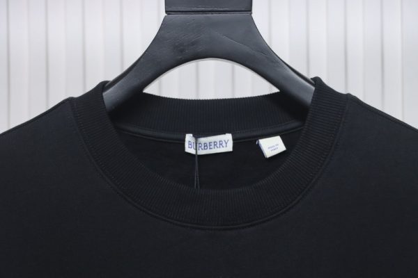 burberry_bbr_24fw_oak_horse_embroidered_crewneck_sweatshirt_1B6031B90531A Burberry BBR 24Fw Oak Horse Embroidered Crewneck Sweatshirt