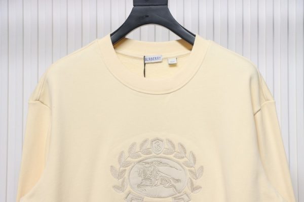 burberry_bbr_24fw_oak_horse_embroidery_off_white_crewneck_sweatshirt_1B603244DAE10 Burberry BBR 24Fw Oak Horse Embroidery Off-White Crewneck Sweatshirt