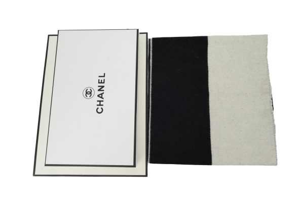 chanel_wool_tassel_scarf_white_and_black_1D186B10BD51F Chanel wool tassel scarf white and black