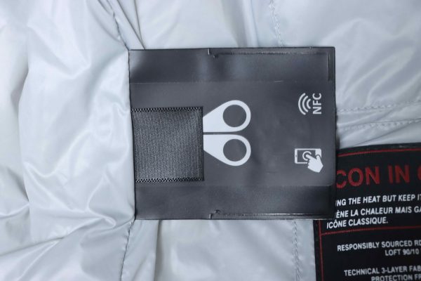 __moose_knuckless__glossy_down_vest__white_1D22AFEAA4711 Moose knuckless Glossy down vest White