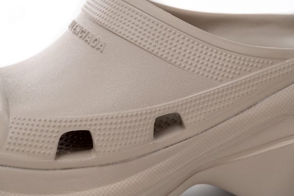 pk_god_batch_balenciaga_pool_crocs_beige_677386_w1s8e_2500_1B1CDFE0E7814 PK God Batch BALENCIAGA Pool Crocs Beige 677386 W1S8E 2500