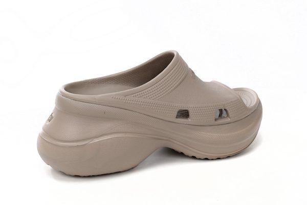 pk_god_batch_balenciaga_pool_crocs_beige_677386_w1s8e_2500_1B1CDFE147F12 PK God Batch BALENCIAGA Pool Crocs Beige 677386 W1S8E 2500