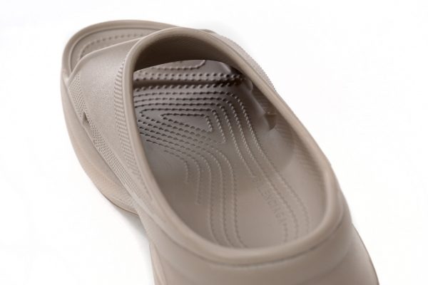pk_god_batch_balenciaga_pool_crocs_beige_677386_w1s8e_2500_1B1CDFE1AC616 PK God Batch BALENCIAGA Pool Crocs Beige 677386 W1S8E 2500
