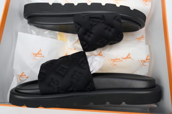 PK God Batch LOUIS VUITTON Pool Pillow Comfort Black relief
