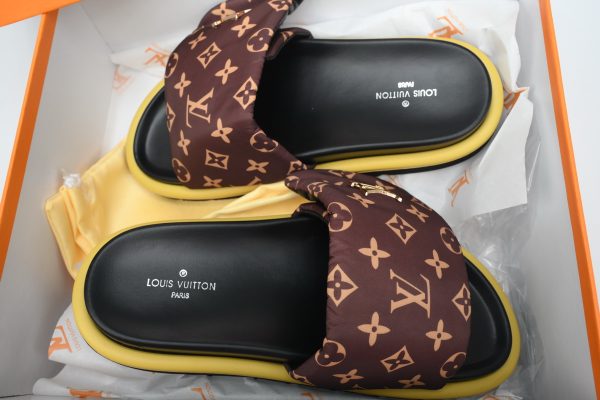PK God Batch LOUIS VUITTON Pool Pillow Comfort Brown metal label