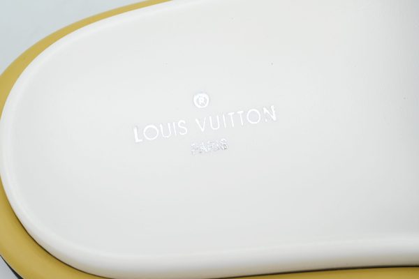 pk_god_batch_louis_vuitton_pool_pillow_comfort_white_color_grid_1AC6EF7734B1F PK God Batch LOUIS VUITTON Pool Pillow Comfort White color grid