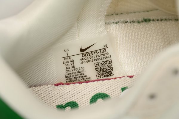 PKstockx Sacai x Nike VaporWaffle Sesame and Beige Green DD1875-102